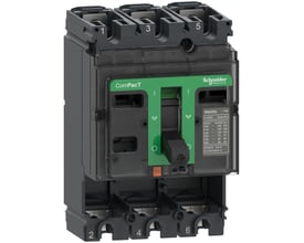 Detaljeret billede af Schneider Electric ComPacT NSX160S maksafbryderens mærkat med tekniske specifikationer for spænding og brydeevne.