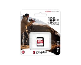 Kingston Canvas React Plus SDXC 128GB hukommelseskort i original emballage, med en fotograf i baggrunden, der filmer et landskab med et kamera på stativ.