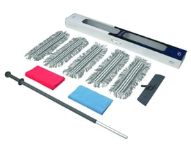 Vikan rengøringssæt med teleskopskaft, grå mopper, rød og blå klude og fremfører, præsenteret i kasse på hvid baggrund.