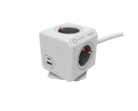 Hvid PowerCube Extended med 4 stik samt USB-A og USB-C porte, sat på en stander med en hvid ledning.