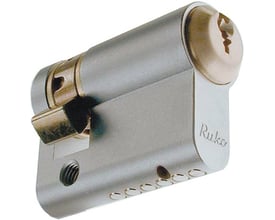 Assa Abloy indbygningscylinder på 1600 mm med +0 mm justering og kromfinish, vist skråt forfra med nøglehul.