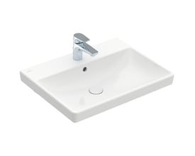 Hvid, firkantet Villeroy & Boch Avento 60 håndvask med hanehul og overløb, set skråt ovenfra.