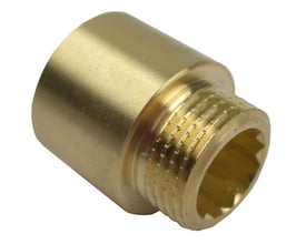 Unico haneforlænger i poleret messing med 3/4" indvendig gevind og 20 mm længde, vist på hvid baggrund.
