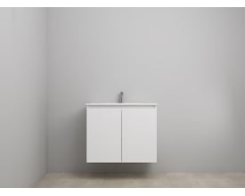 Frontvisning af Sanibell Online møbelsæt i hvid højglans med to låger og vask, monteret på væg i et minimalistisk badeværelsesmiljø.