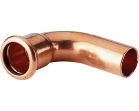 Sanha kobber Cu press bøjning, 54 mm, 90 grader med muffe, fremstillet af skinnende kobber med en sort O-ring synlig i muffen.
