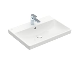 Hvid, firkantet Villeroy & Boch Avento håndvask på 650 mm set skråt forfra med hanehul og overløb.