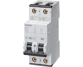 Siemens SENTRON 5SY automatsikring med 1P+N, B-karakteristik og 13 A, set skråt forfra med tilslutninger synlige.