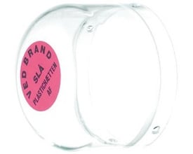Assa Abloy plexiglashætte 182.034, transparent og buet med en rund lyserød mærkat på forsiden.