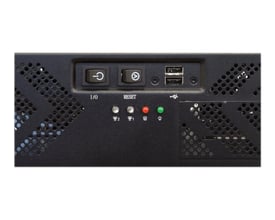 Frontpanel detalje på Chieftec UNC-210T-B-U3-OP rack kabinet med strømknap, reset-knap og USB-porte.