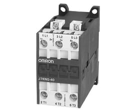 Omron J7KNG-40 24D kontaktor med 3 poler og 40A, jævnstrømsstyret, vist med tilslutningspunkter og modelnummer.