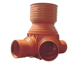 Rødbrun Uponor TP3-inspektionsbrønd med 425 mm opføring, 160 mm gennemløb og venstre tilløb.