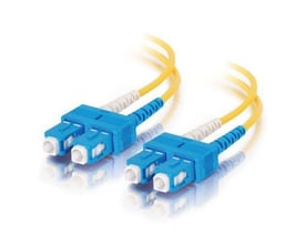 CommScope OS2 Teraspeed duplex fiber patchkabel med SC-SC konnektorer i gul farve og blå detaljer.