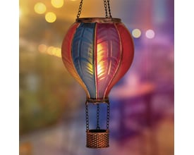 Veli Line Solar Air Balloon lampe med 20 LED, der simulerer en realistisk flammeeffekt. Lampen har en farverig ballon i rød og blå, ophængt med kæder til en flettet kurv.