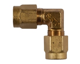 Serto 15 mm vinkel i solid messing, med tydelige gevind og mærkeindgravering på en hvid baggrund.