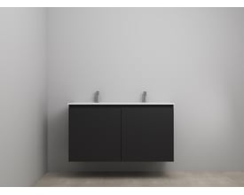 Sanibell Online møbelsæt i matsort, 121x46 cm, med dobbelt vask og to grebsfrie softclose låger, vist på en lysegrå væg.