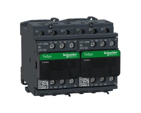 Detaljeret billede af Schneider Electric TeSys D reverseringskontaktor, der viser skrueterminaler og grønne Schneider Electric mærkater.