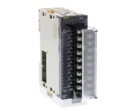 Nærbillede af Omron CJ1W digital PLC output unit med 16 udgange og skrueløs klemterminal, med tilsluttede ledninger.