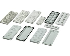 Et udvalg af Fibox gevindflanger og kabinetter i forskellige størrelser og designs, alle i hvid plast og arrangeret på en hvid baggrund.