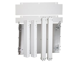 Schneider Electric rammekit til planforsænkning af FDP221, der viser ramme, bagplade og monteringssøjler på hvid baggrund.