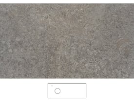 Svedbergs Mineral bordplade i kalksten, 121 x 46 cm, vist med grå stenstruktur og skitse af udskæring og armaturhul.