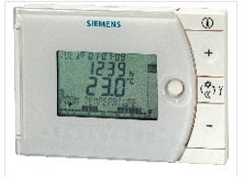 Siemens REV13 rumtermostat med 2-punkts regulering og 24-timers ur, hvid med digitalt display og knapper.