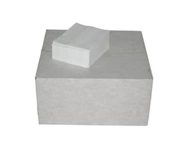 Linttex non-woven klude 36,5x30cm, en stak på 500 hvide ark ligger ovenpå en papkasse.