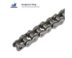 Donghua ANSI 60-1 XR X-ring rullekæde i sølvfarvet metal, set skråt med kædeled og ruller tydeligt synlige.