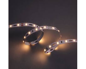 Ansell Lighting Z-Cell LED bånd med varmt hvidt lys, snoet og belyst på en mørk baggrund for at vise lysstyrken.