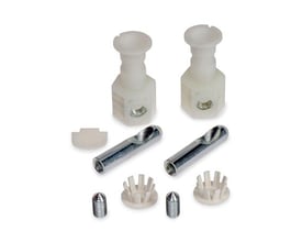 Monteringssæt til væghængt toilet med to hvide plastisk-fastgørelseselementer, to metal-rør og små metal- og plastiksømbeslag.