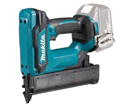 Makita akku stiftpistol DFN350Z i blå og sort med 18V batteri monteret, viser magasin og frontdel.