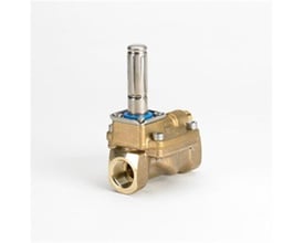 Nærbillede af Danfoss magnetventil EV220BW 15BE, med fokus på messinghuset, den servostyrede membran og 1/2" tilslutning.