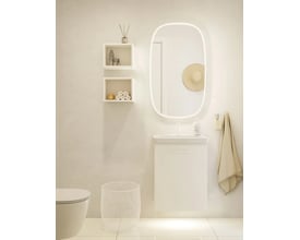 Dansani Squircle spejl, 100x60 cm, oval form med integreret frontlight. Viser spejlet monteret over et moderne hvidt badeværelsesmøbel med hygiejneartikler.