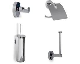Komplet toiletsæt i krom, indeholdende toiletrulleholder, toiletbørste med holder, håndklædekrog og reservepapirholder, præsenteret på hvid baggrund.