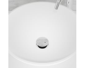 Nærbillede af Scandtap pop-up bundventil i blank krom finish, der passer til en rund hvid håndvask.