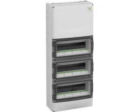 Spelsberg AK 42 Plus gruppetavle i hvid polycarbonat med 2 rækker og 28 moduler, med transparente låger og integreret ventilation. Stående i rum med neutral baggrund.