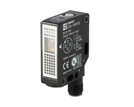 Omron E3S-DBP22T rektangulær fotoelektrisk sensor med M12-stik, PNP-output, rød lysdiode og mærkat med specifikationer.