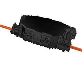 Sort CommScope SCIL-B-fibermuffe til 24 fiber med kabler ført gennem muffens porte i begge ender.