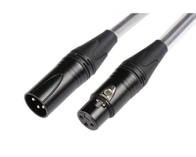 Professionelt sort XLR-lydkabel med 1.5 meters længde, visende hun- og hanstik i tæt opstilling.