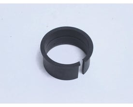 Jet støttebøsning til 110mm plastrør, en sort, cylindrisk plastkomponent med en åben sektion og mærket med tekst.