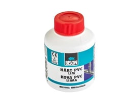Nærbillede af Bison PVC lim flaske med rød skruelåg og label, der viser CE-mærke og en illustration af PVC-rørsamling.