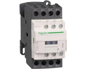 Nærbillede af Schneider Electric TeSys D kontaktor 40A, 4-polet, med 24VDC spole og synlige mærkninger for klemmer og hjælpekontakter.