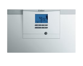 Styringspanel med blåt display til Vaillant aroTHERM plus VWL 65/6 A luft-til-vand-varmepumpe.