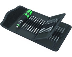 Detaljeret billede af Wera Kraftform Kompakt 62 bitssæt, der viser forskellige bits organiseret i en sort foldetaske med velcro.