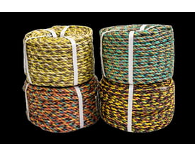 Fire ruller med Roliba 3-slået landbrugsreb på 10 mm i assorterede farver, samlet i en bunke.