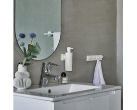 Smedbo House firekrog i mat hvid med fire knage, monteret på en grå væg over et hvidt vaskebord med armatur og vase.