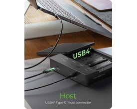 Sort ICY BOX-dockingstation til fire M.2 NVMe-SSD'er med USB 4.0 og åbent låg, tilsluttet en bærbar computer.