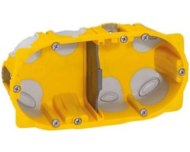 Legrand gul lufttæt forfradåse til 40mm rør, med integreret trækaflastning og skruer til montering i pladevægge.