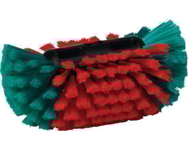 Vikan fælgbørste med vandgennemløb i sort, med bløde, spaltede børster i rød og turkis farve.