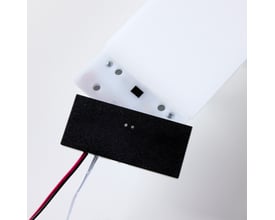 Nærbillede af bagsiden af et Loevschall Polaris Square LED lys, der viser tænd/sluk sensor og ledningsforbindelser.