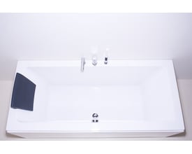 MaXXwell Sevilla hvidt rektangulært badekar i sanitetsakryl, set ovenfra med krom armatur og afløb.